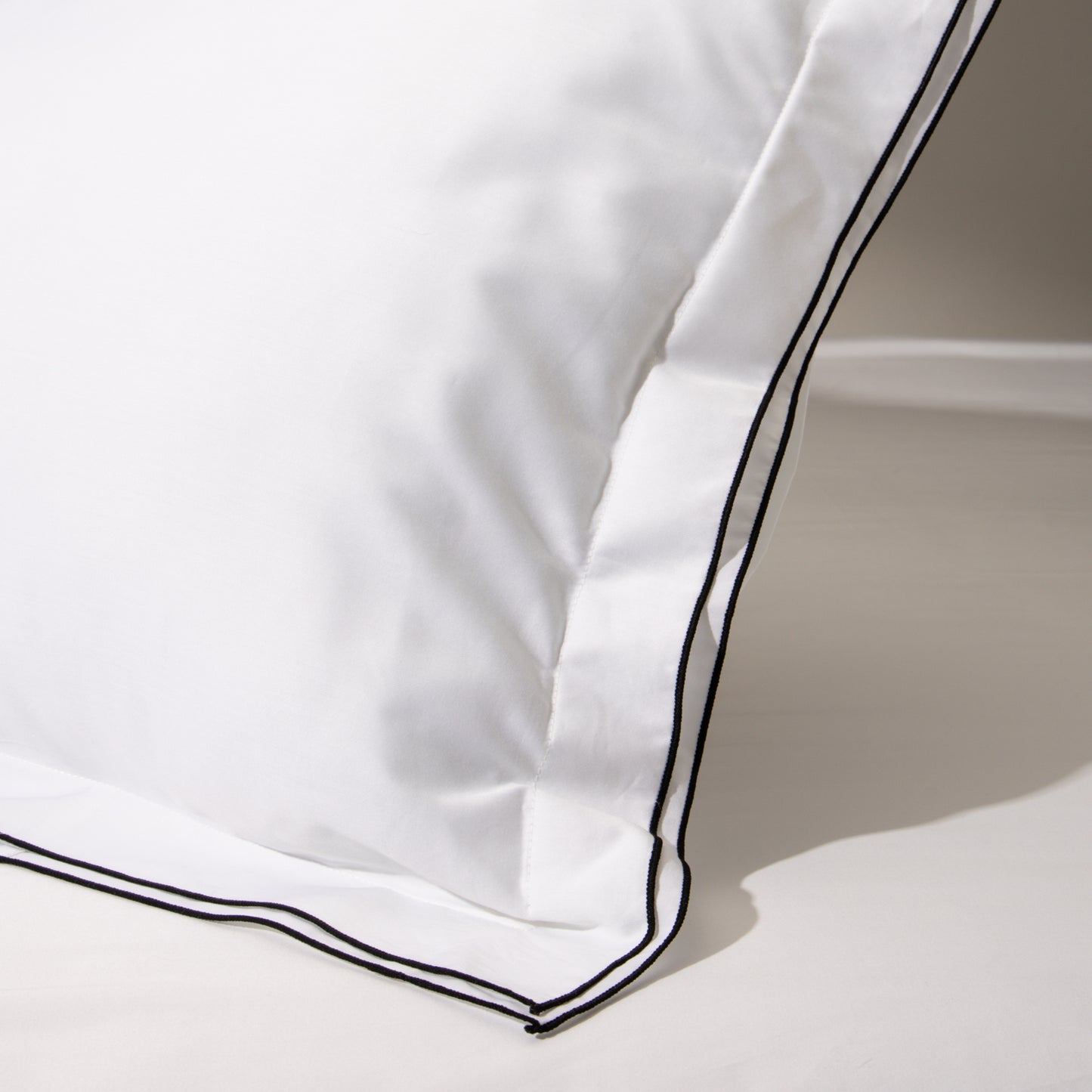 JUEGO DE SÁBANAS BLISS SATÉN BORDADO NEGRO