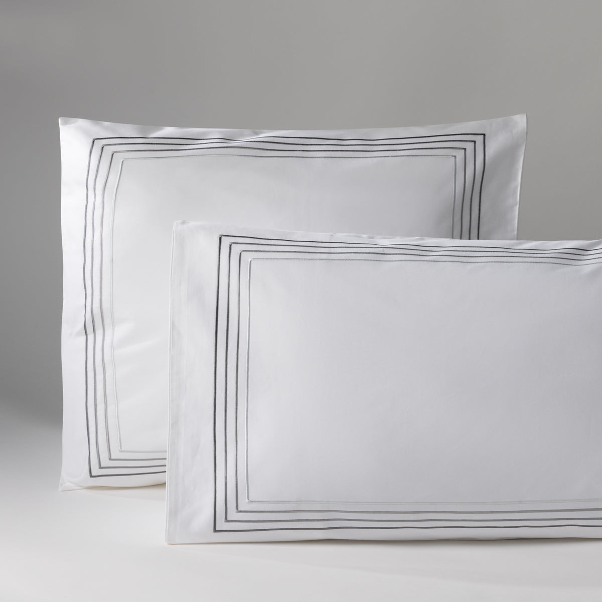 Bundle Serenity Pearl Grey on bed