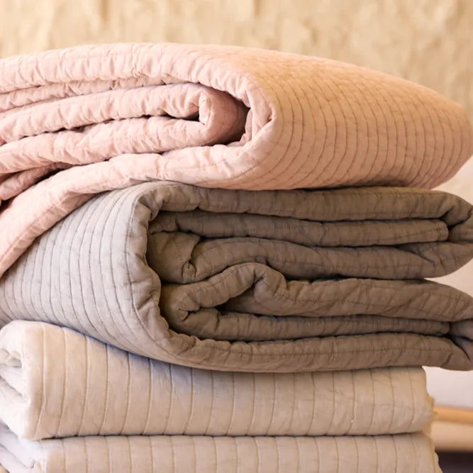 Mantas de diversas cores da Voucler