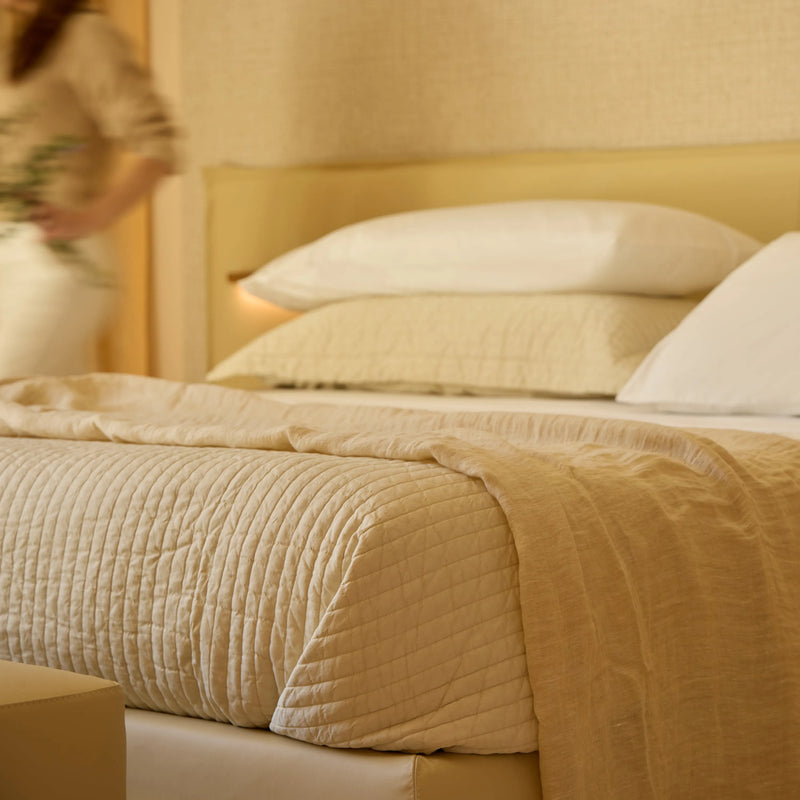 Conjunto de cama amarelo com manta