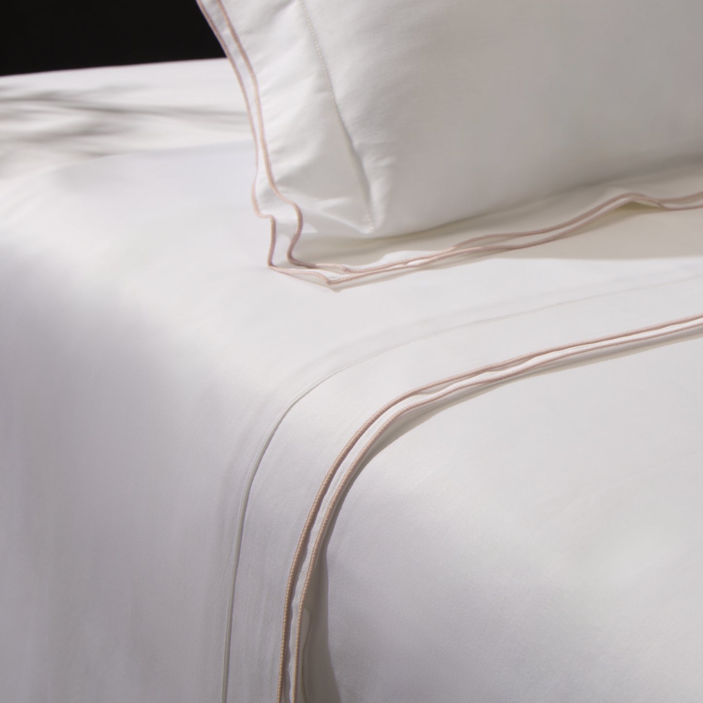 JUEGO DE SÁBANAS BLISS SATÉN BORDADO ROSA