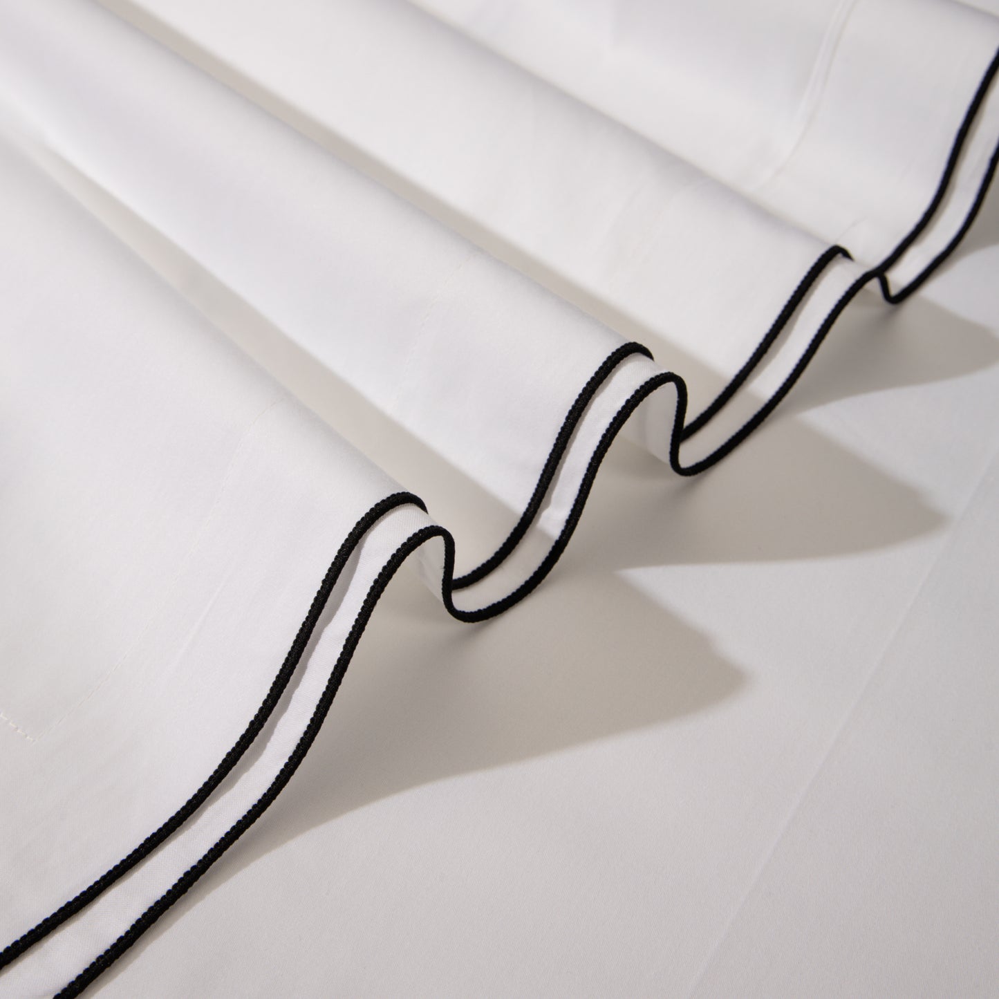 JUEGO DE SÁBANAS BLISS SATÉN BORDADO NEGRO