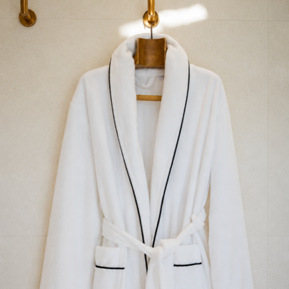 ALBORNOZ DE BAÑO EMBRACE RIBETE NEGRO