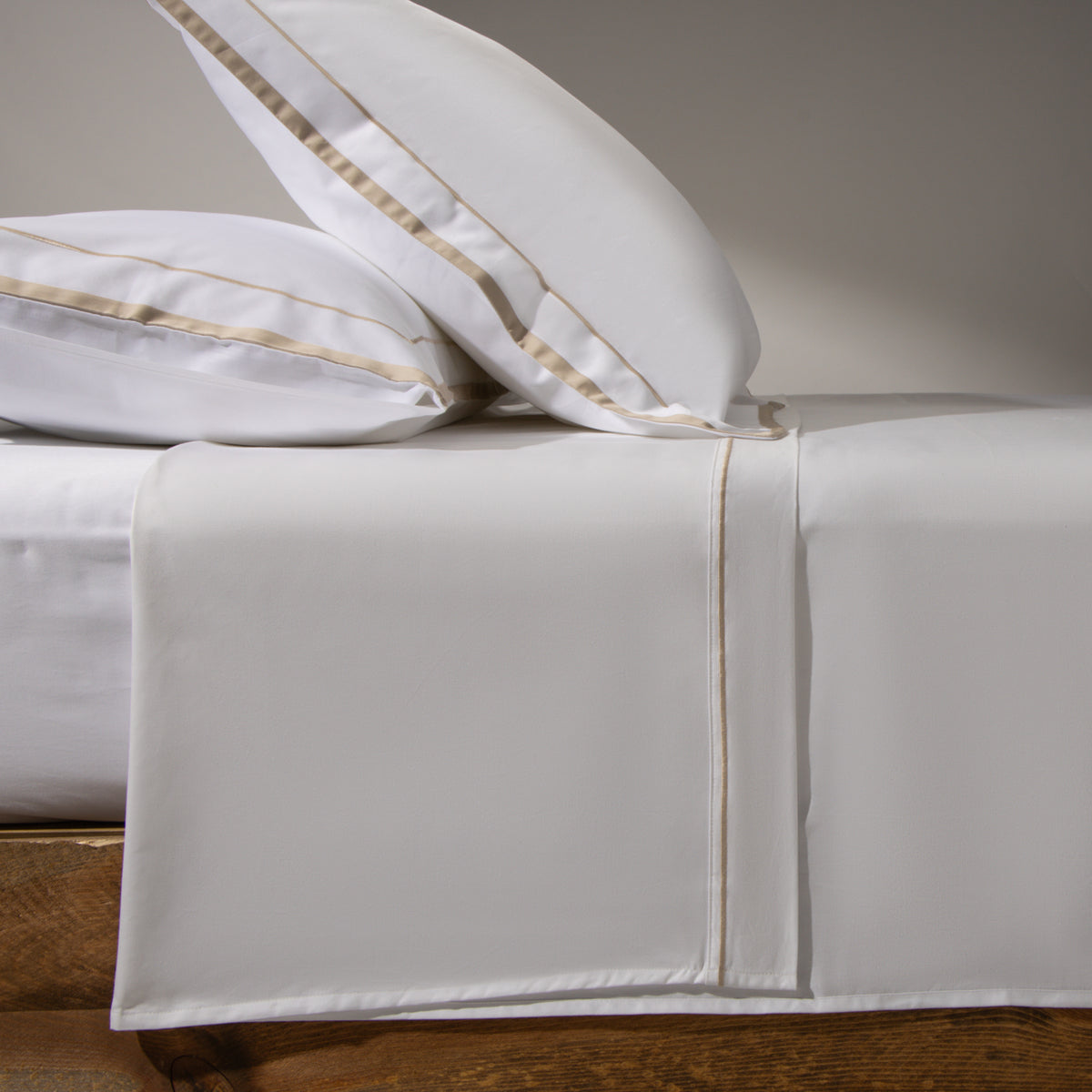 JUEGO DE SÁBANAS HEAVEN SATÉN RIBETE BEIGE 