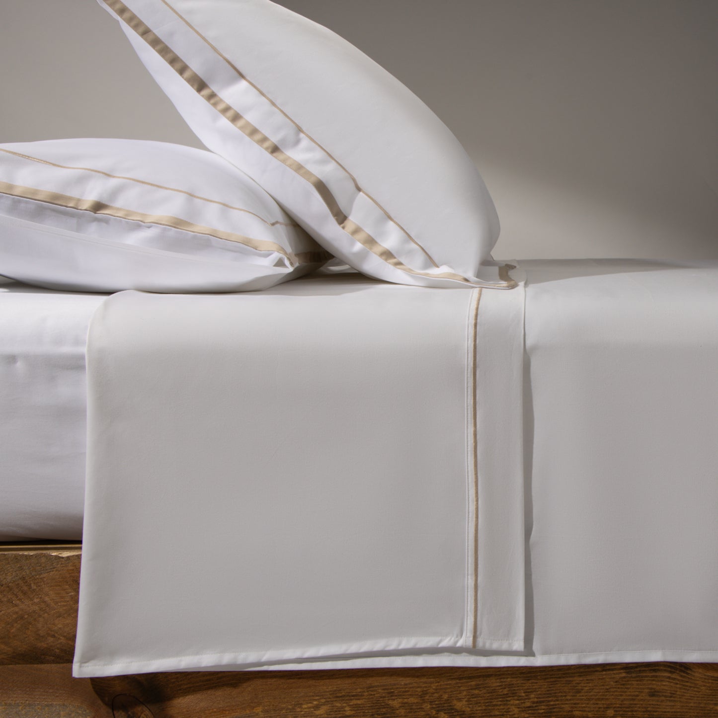 JUEGO DE SÁBANAS HEAVEN SATÉN RIBETE BEIGE 