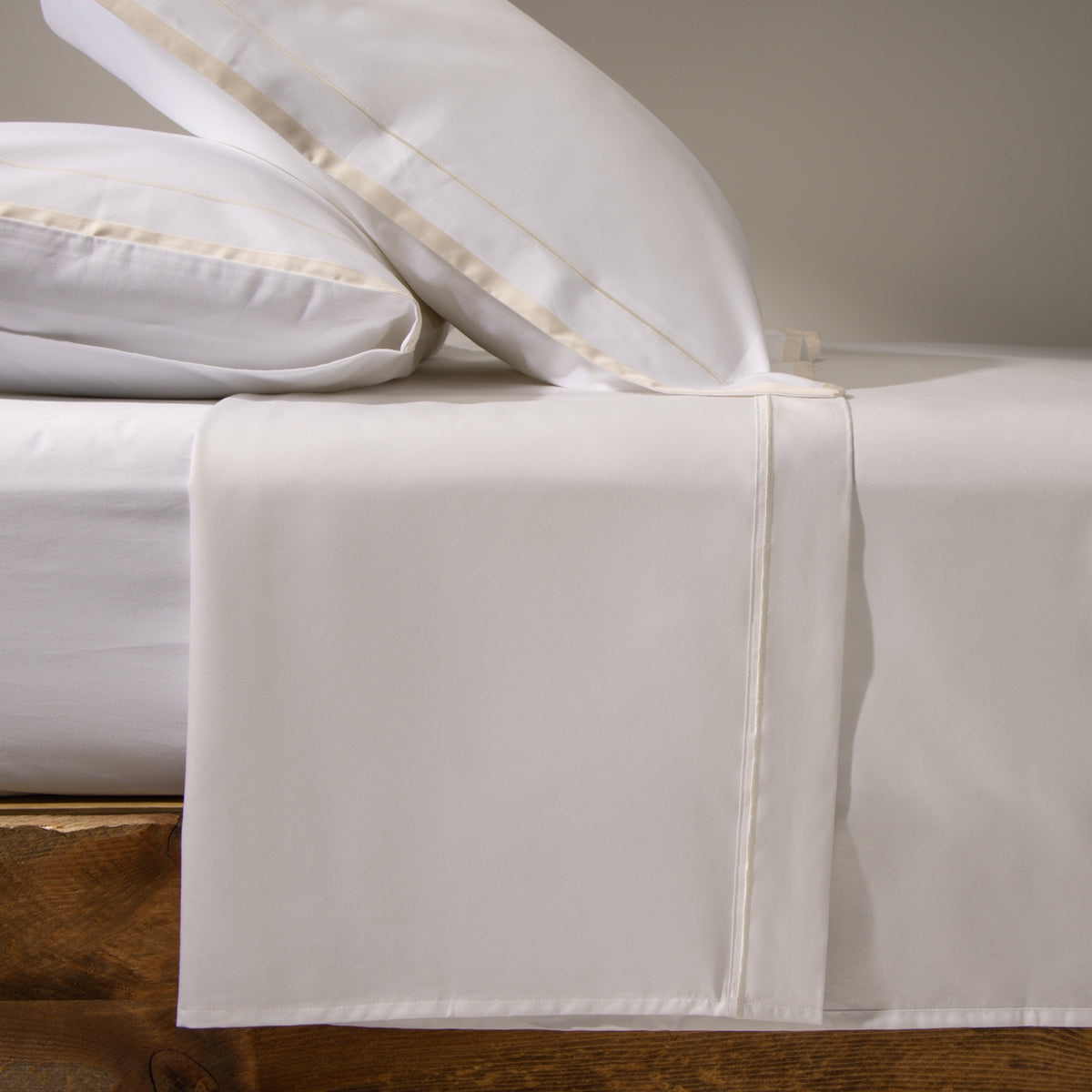 JUEGO DE SÁBANAS HEAVEN SATÉN RIBETE BLANCO