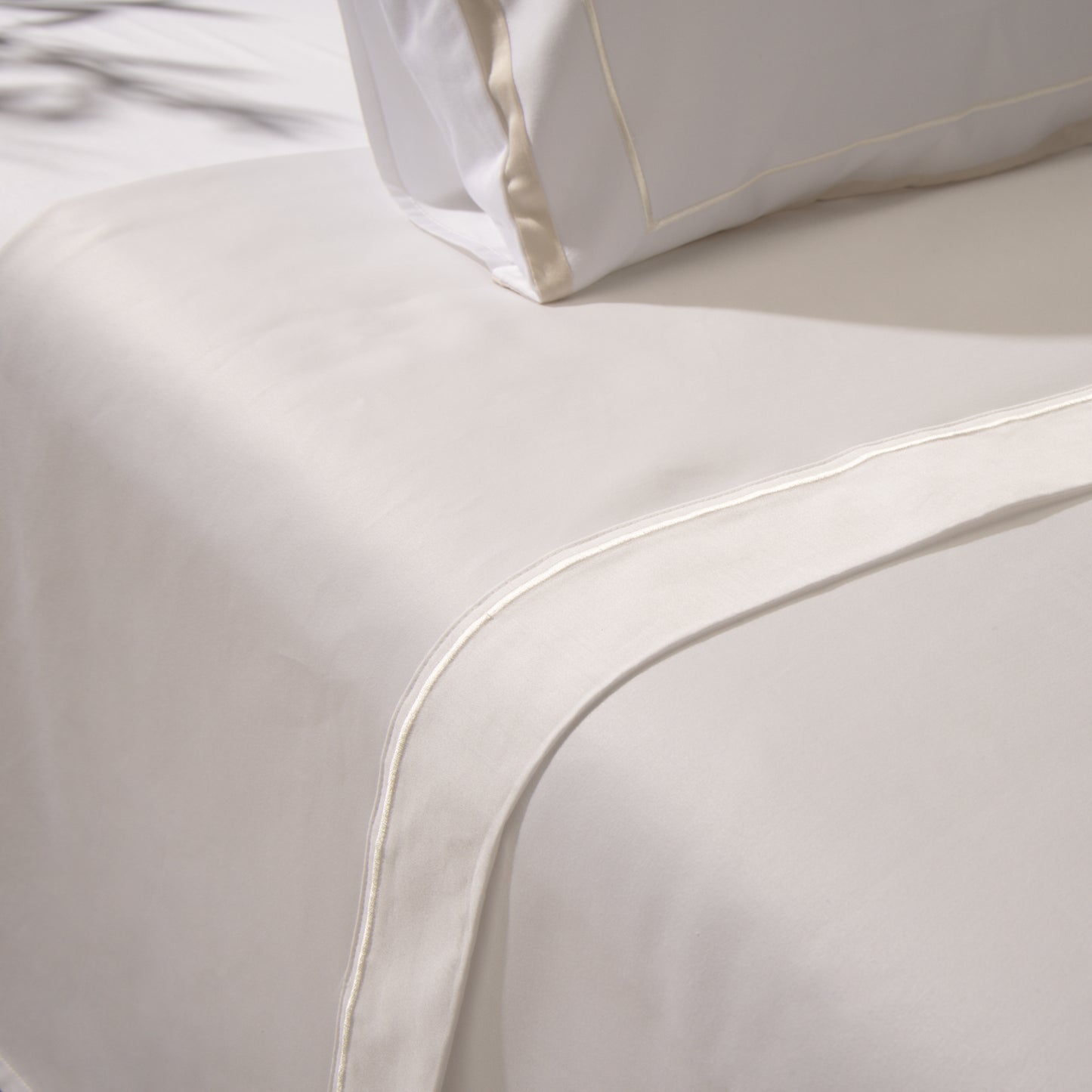 JUEGO DE SÁBANAS HEAVEN SATÉN RIBETE BLANCO
