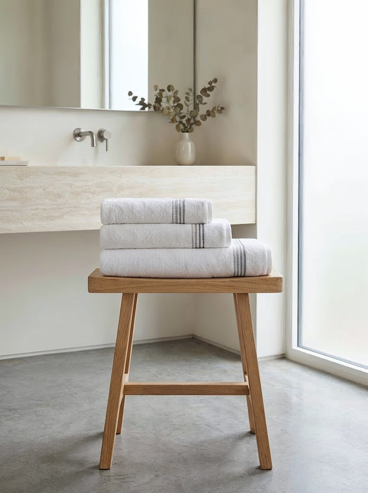 HANDTUCH MIT BOURDON-STICKEREI MISTY