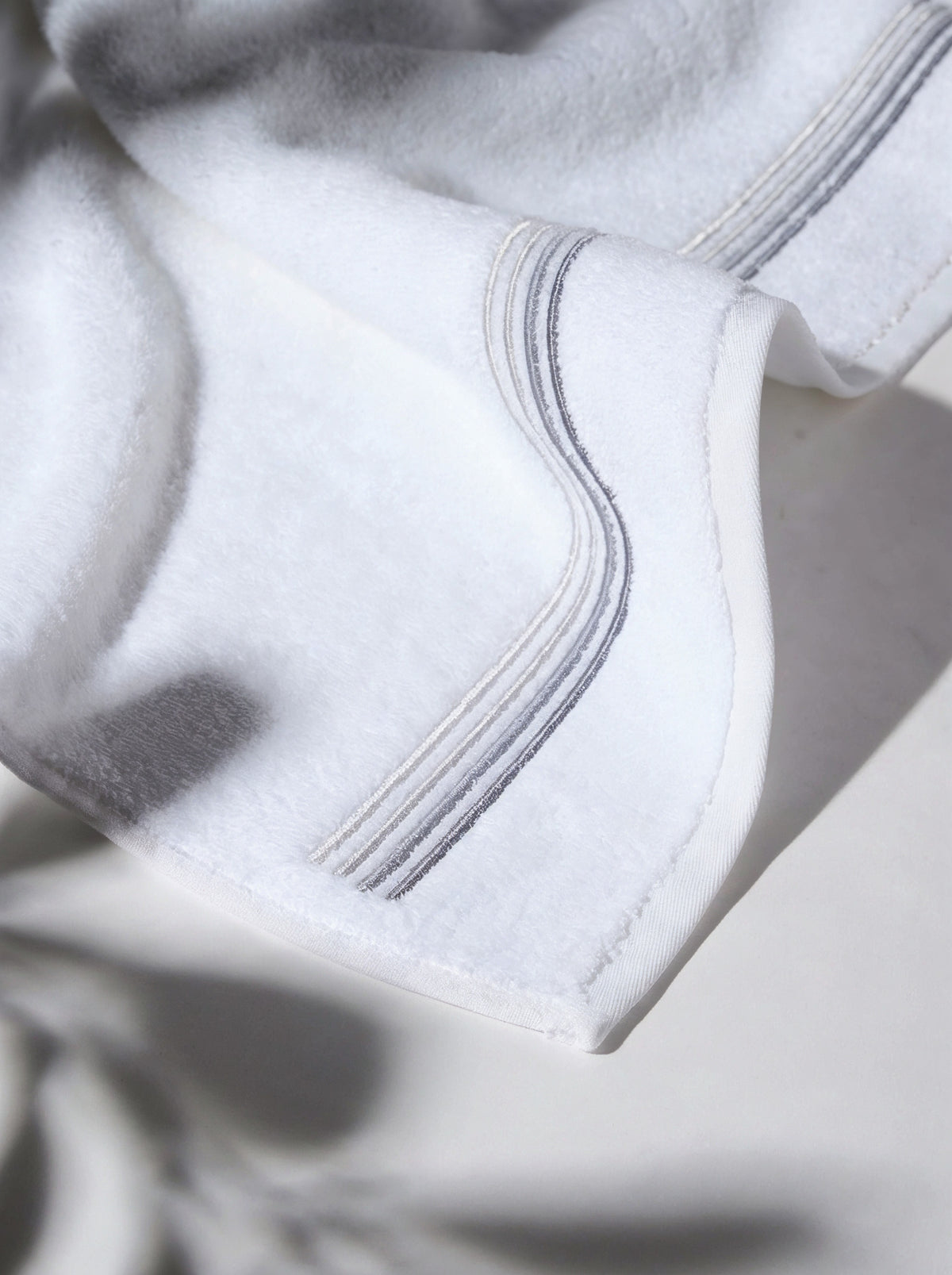 HANDTUCH MIT BOURDON-STICKEREI MISTY