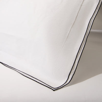 Capa de travesseiro branca e borda preta