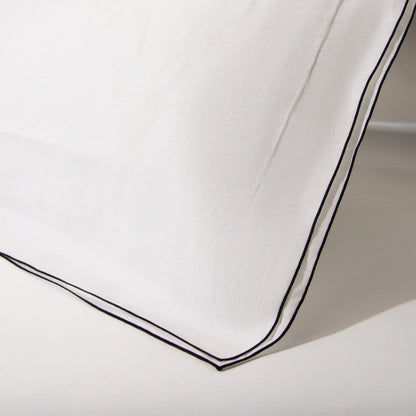 Capa de travesseiro branca e borda preta