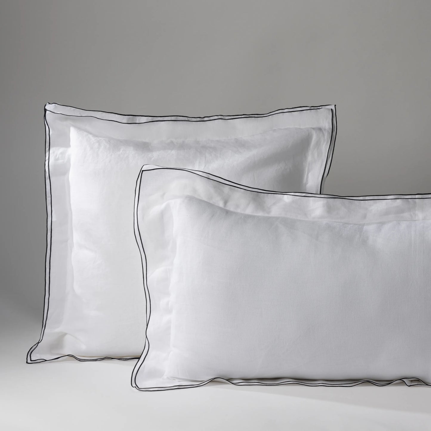 Travesseiro com capa branca e borda preta