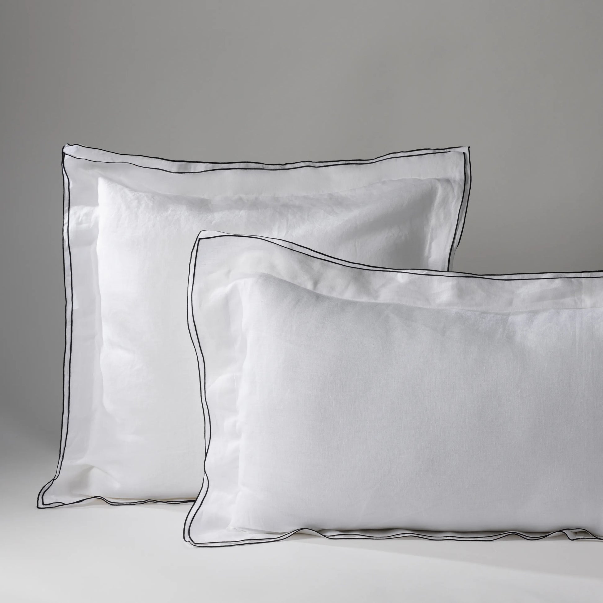 Travesseiro com capa branca e borda preta