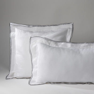 Travesseiro com capa branca e borda preta