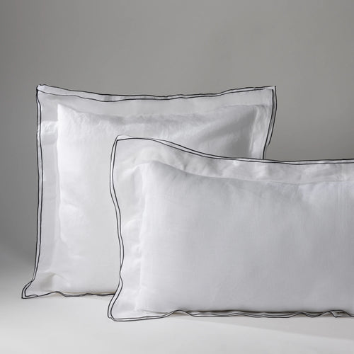 Travesseiro com capa branca e borda preta