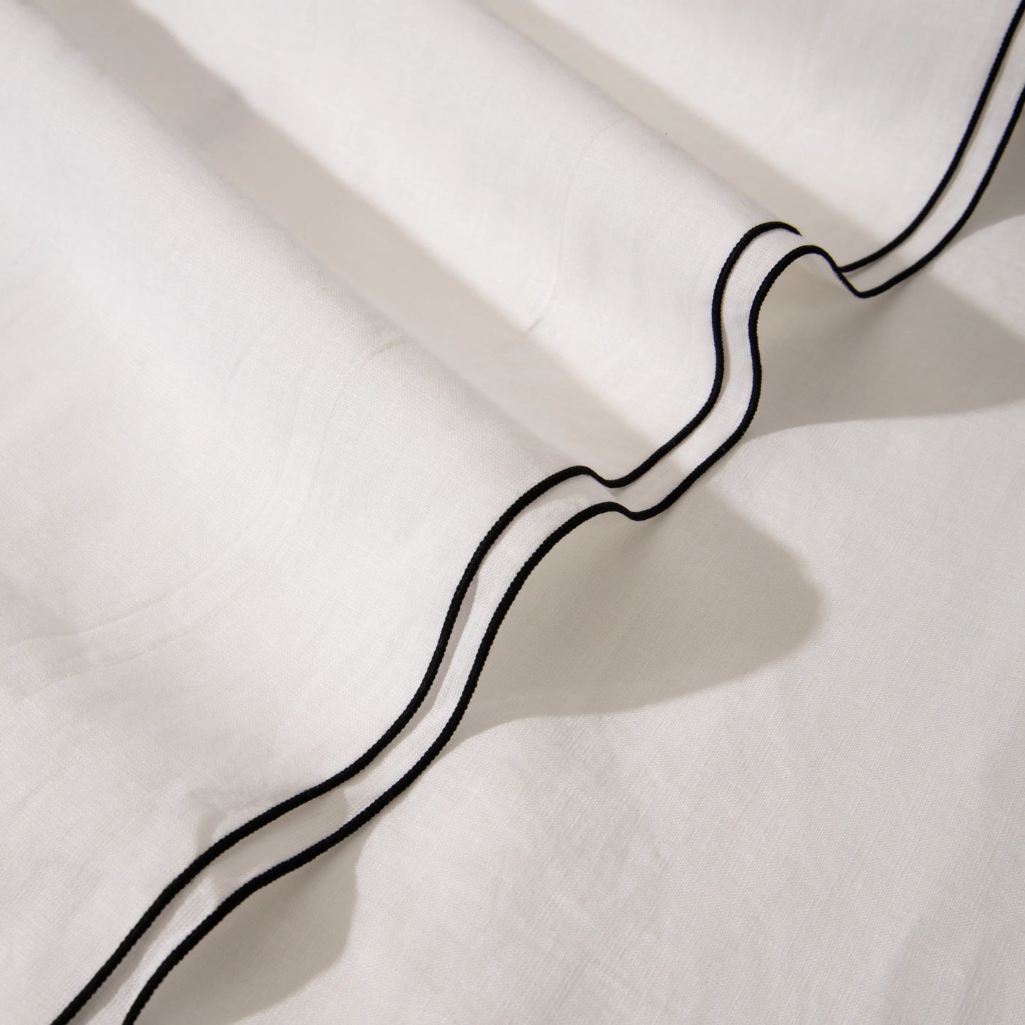 Lençol de cama com borda preta da Voucler