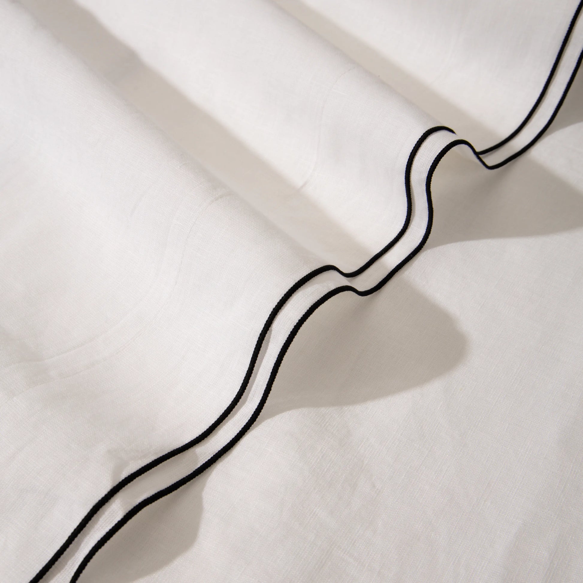 Lençol de cama com borda preta da Voucler