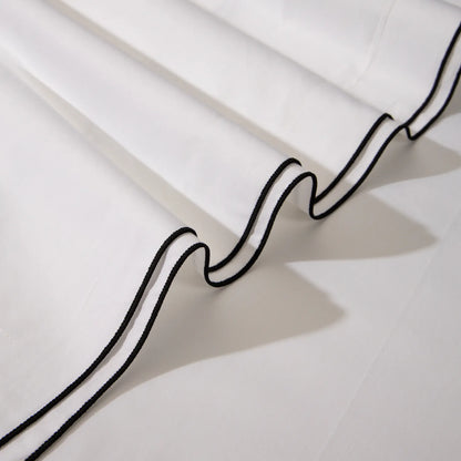 Lençol de cama na cor branca com detalhe preto