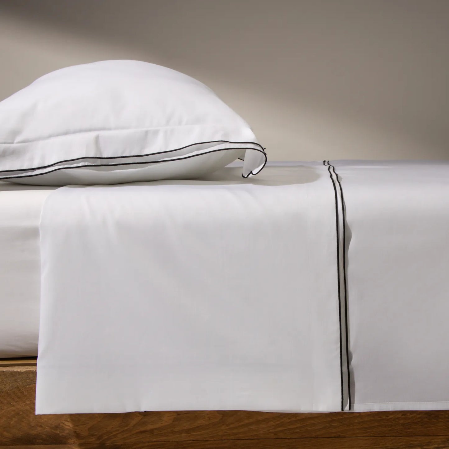 Conjunto de cama na cor branca com detalhe preto