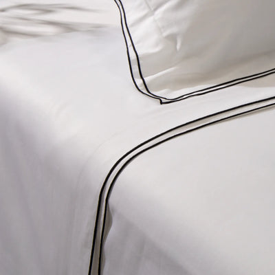 Conjunto de cama na cor branca com detalhe preto