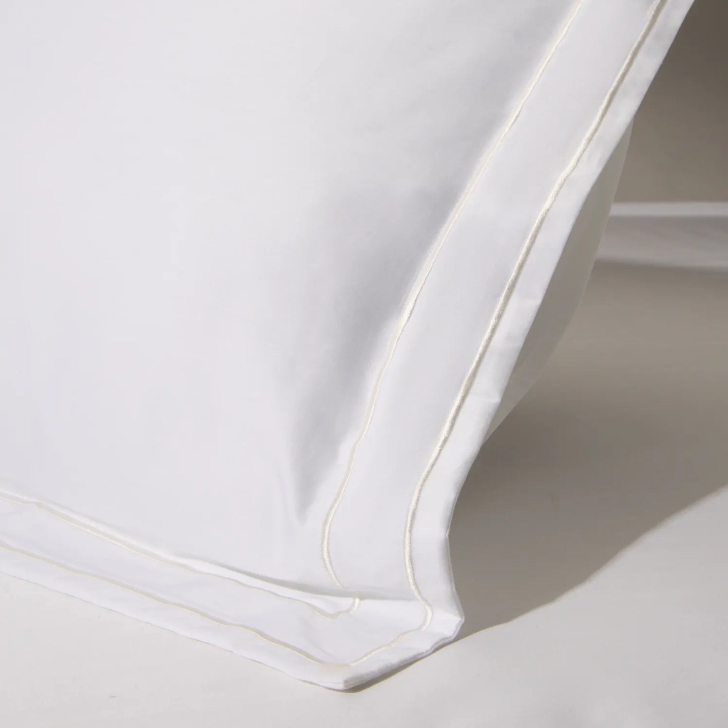 Capa de travesseiro na cor branca