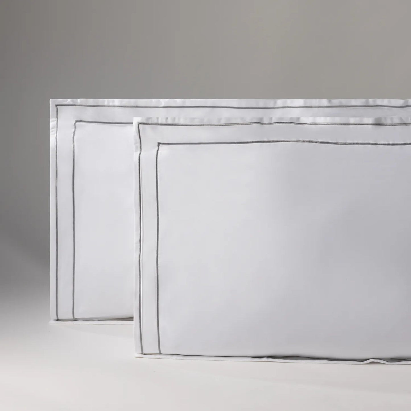 Capa de travesseiro na cor branca com detalhe prateado