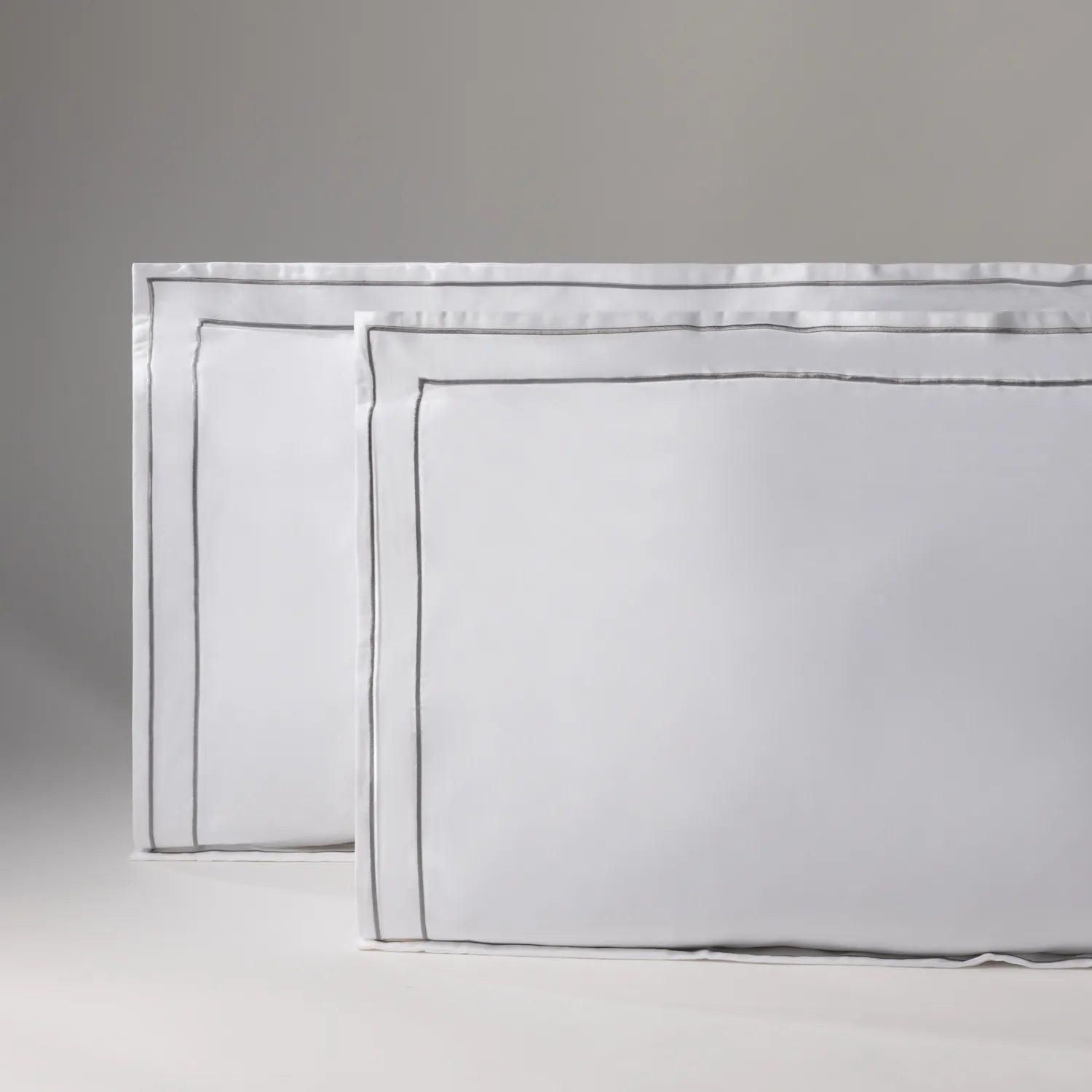 Capa de travesseiro na cor branca com detalhe prateado