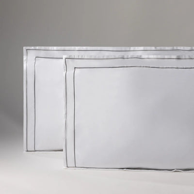 Capa de travesseiro na cor branca com detalhe prateado