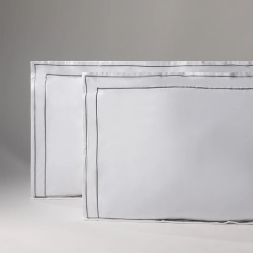 Capa de travesseiro na cor branca com detalhe prateado