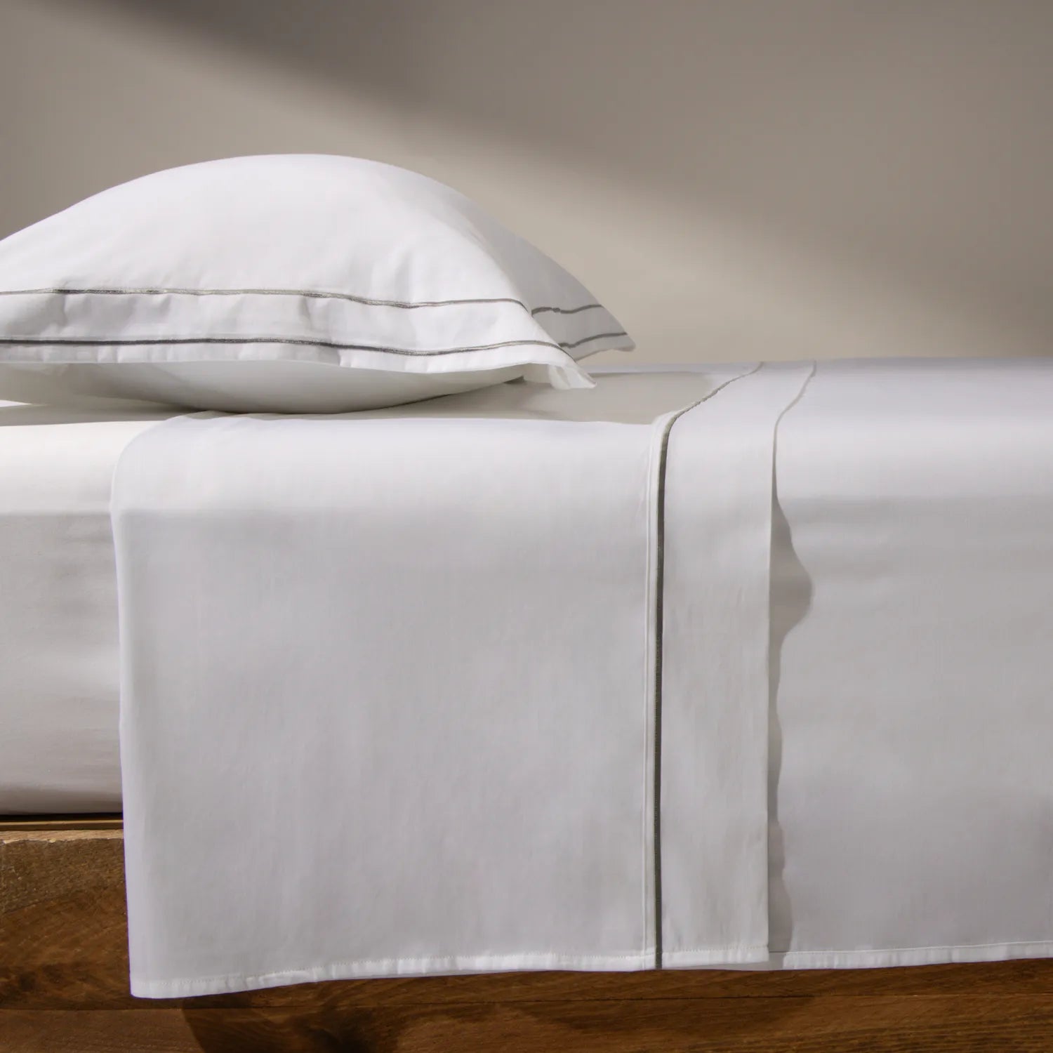 Lençol de cama com capa de travesseiro na cor branca