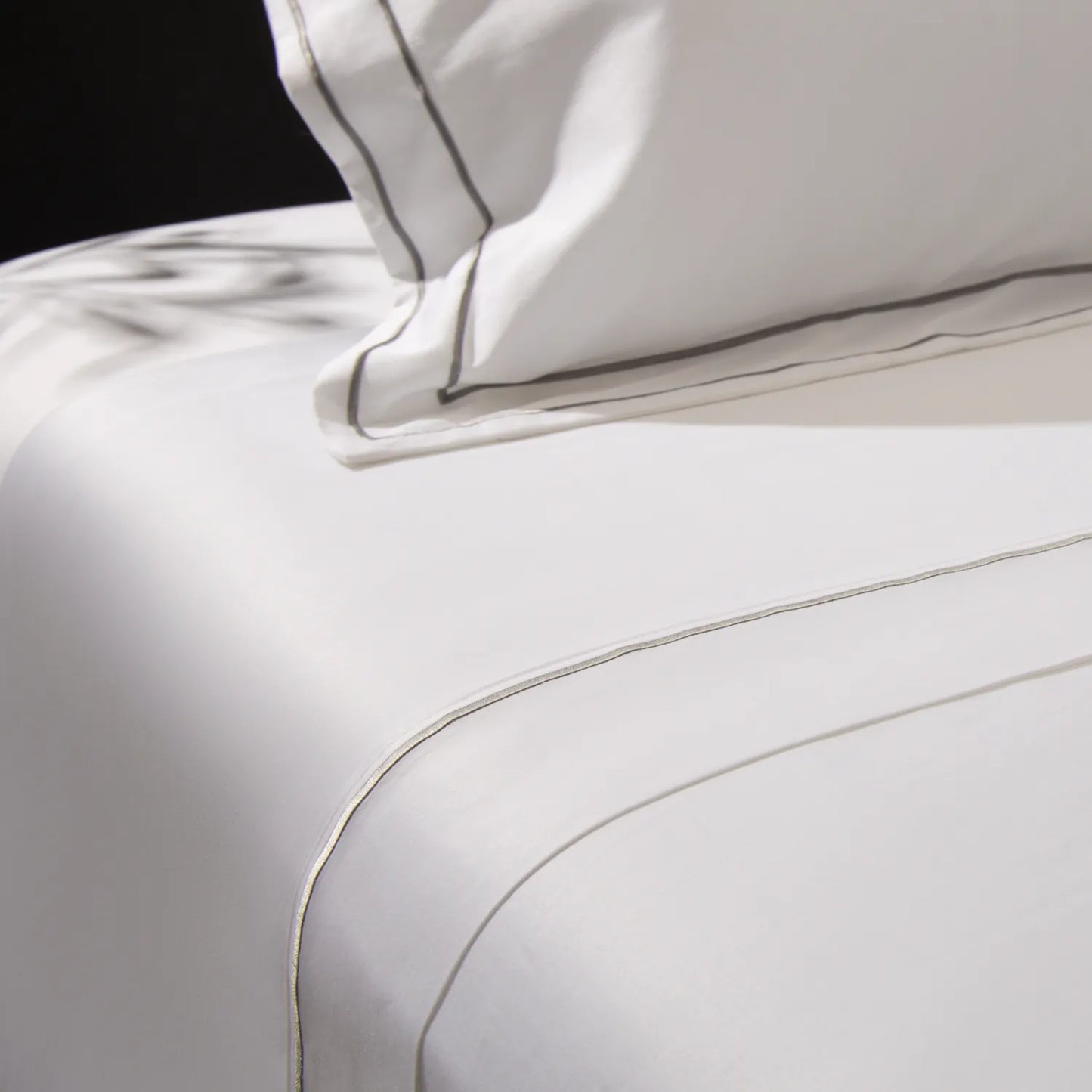 Lençol de cama com capa de travesseiro na cor branca