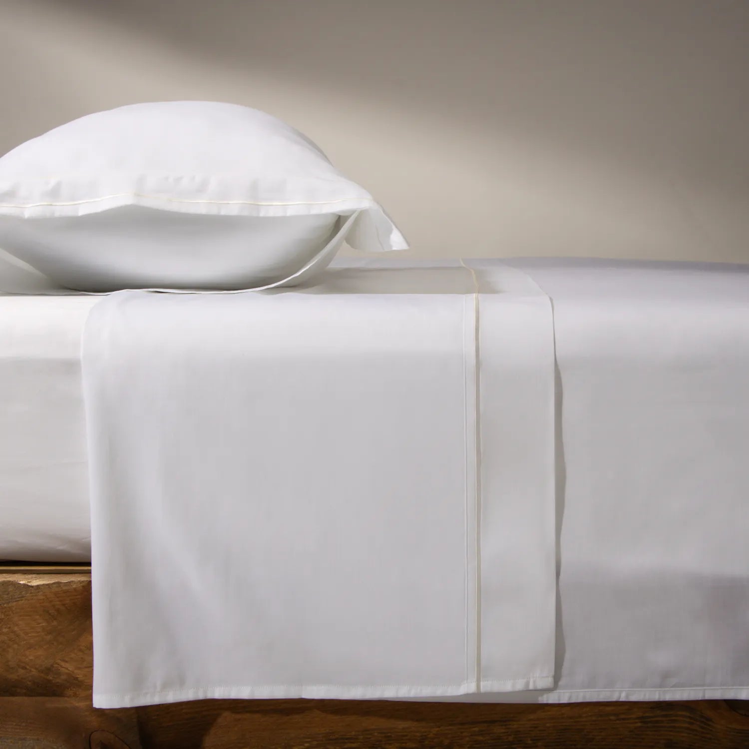 Lençol de cama com capa de travesseiro na cor branca