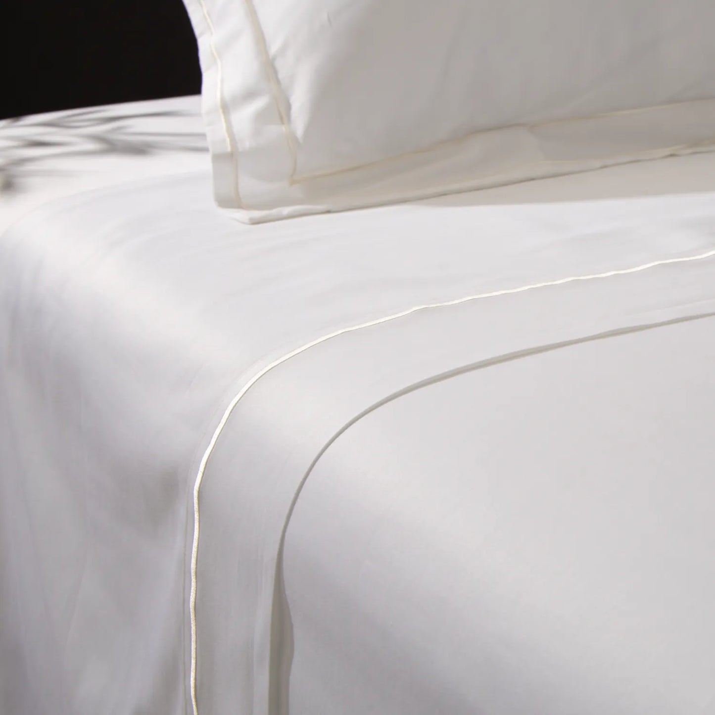 Lençol de cama com capa de travesseiro na cor branca