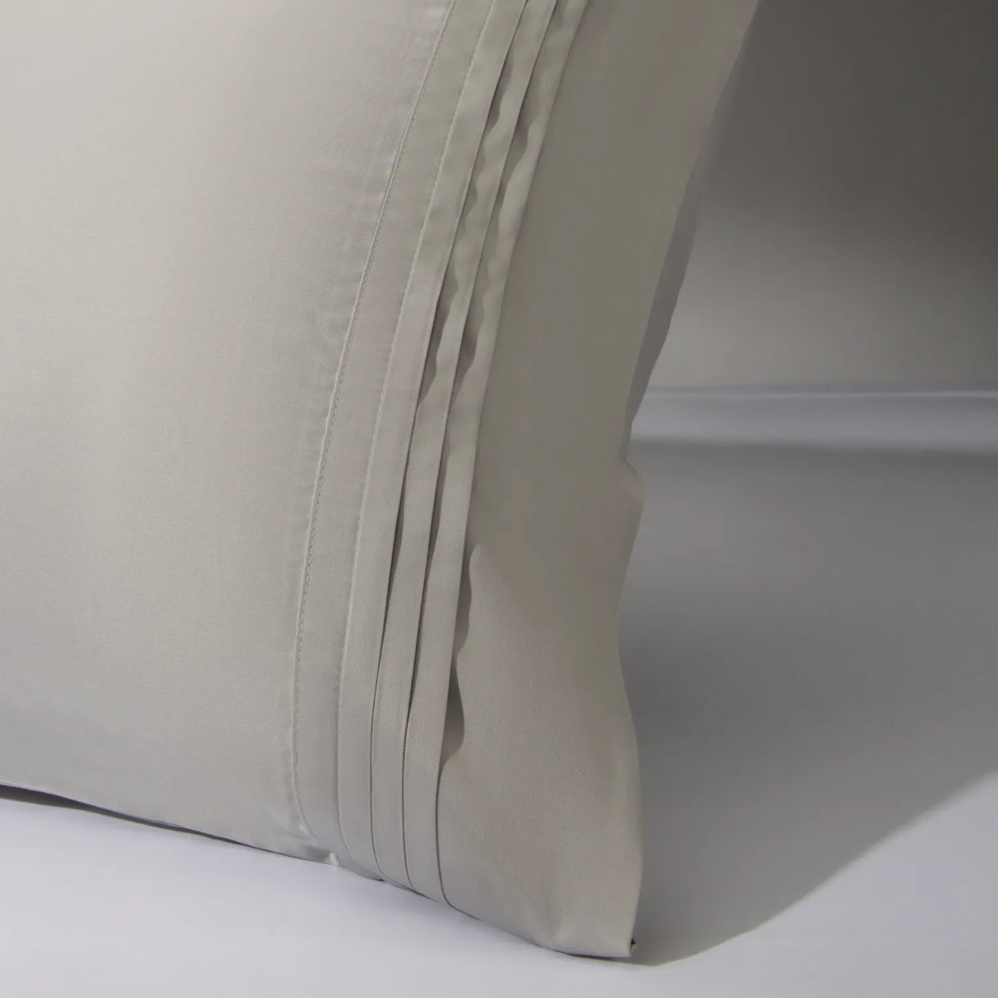 Capa de travesseiro na cor cinza