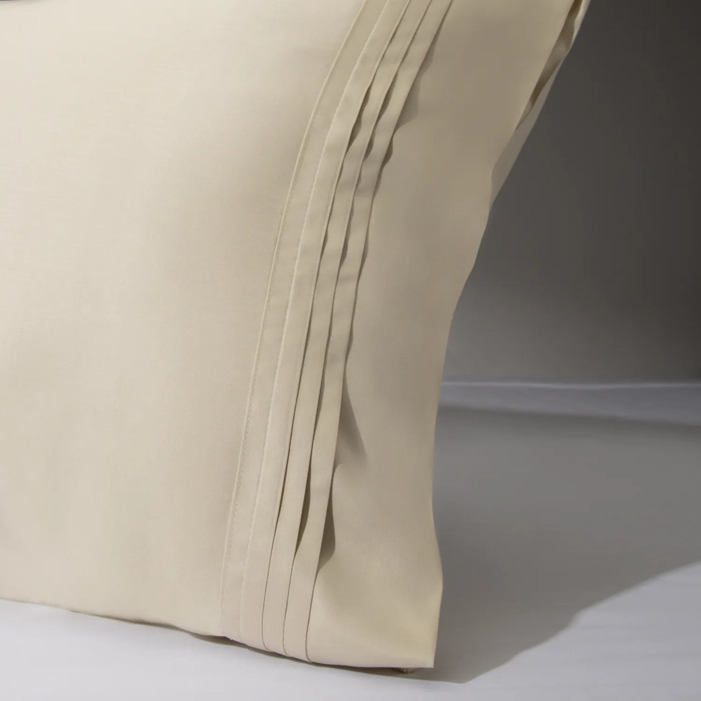 Capa de travesseiro na cor neutra