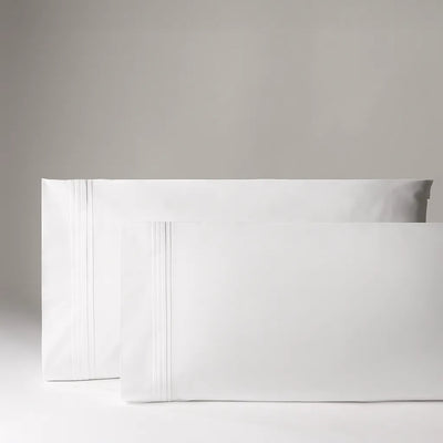 Capa de travesseiro na cor branca