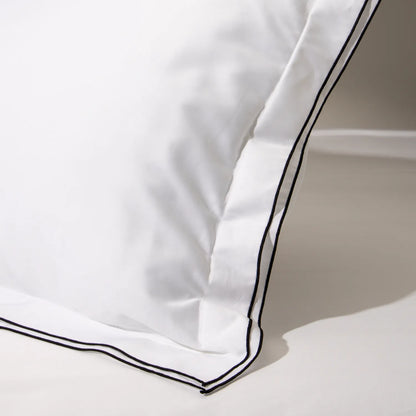 Capa de travesseiro na cor branca com detalhe preto