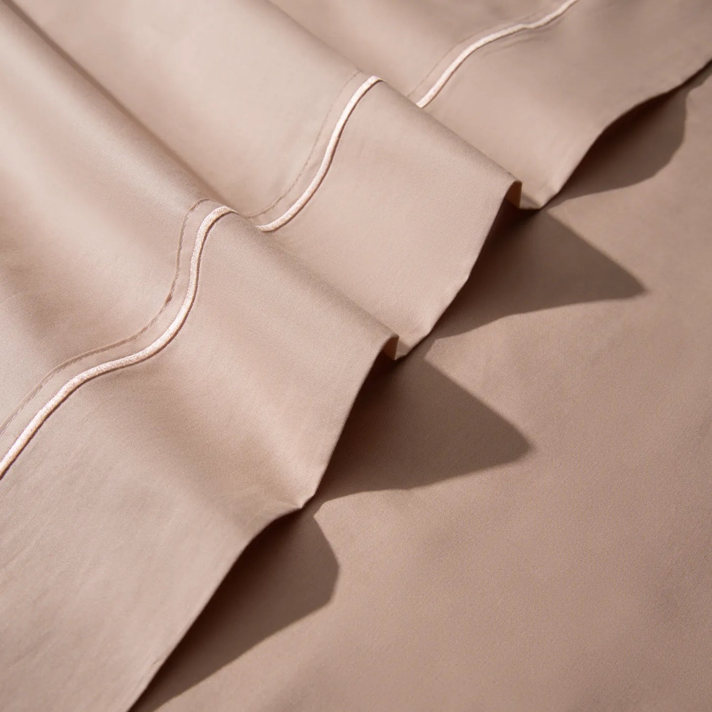 Lençol de cama na cor salmão da Voucler