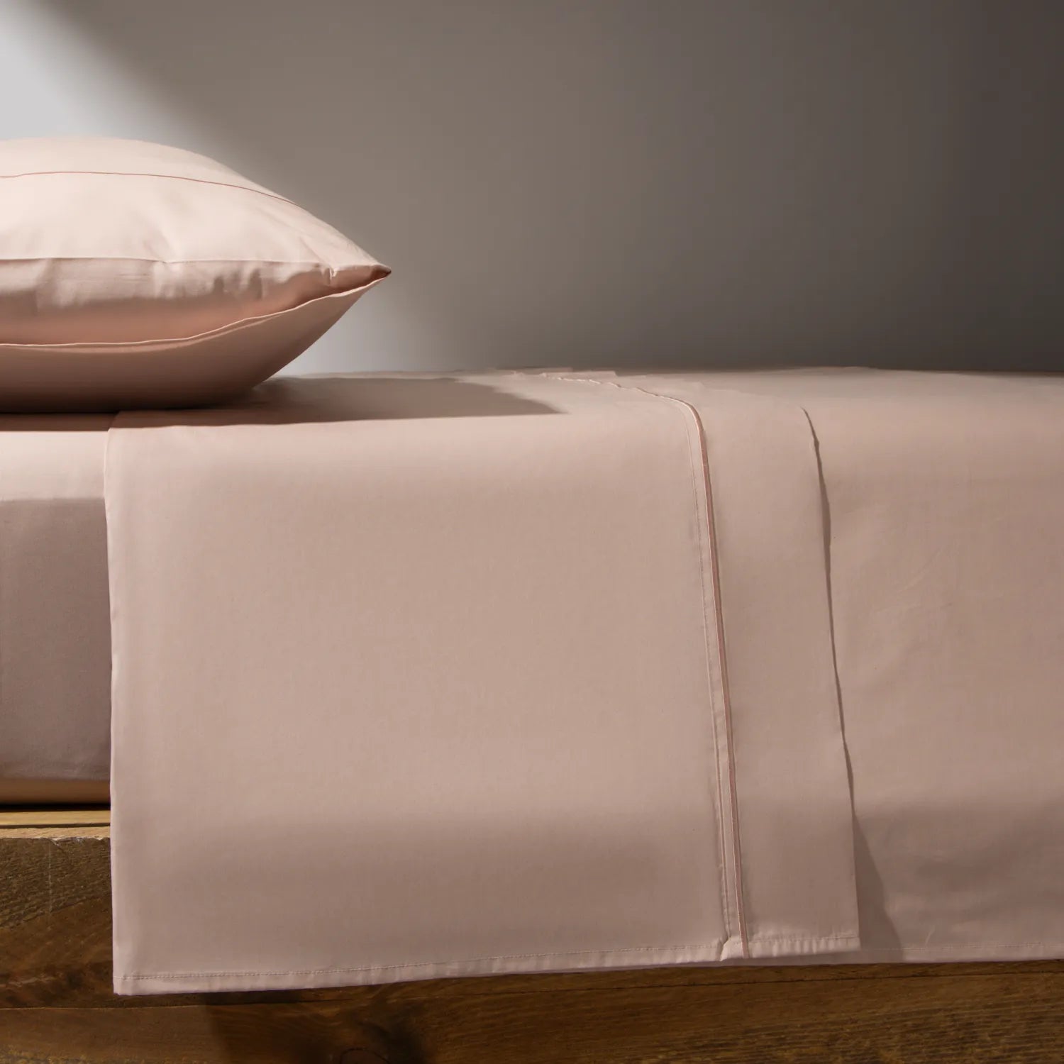 Lençol de cama na cor salmão da Voucler