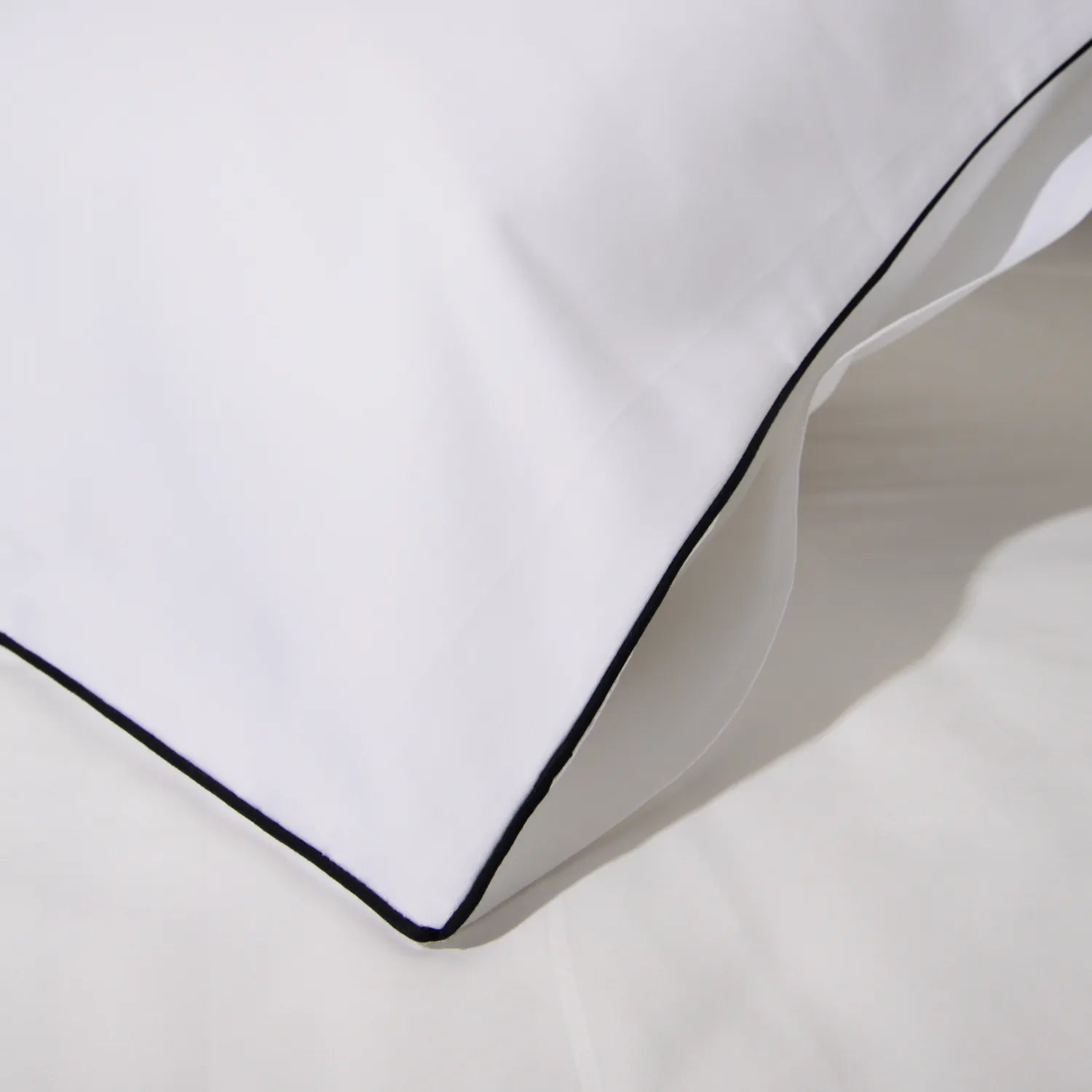 Capa de travesseiro branca com borda preta