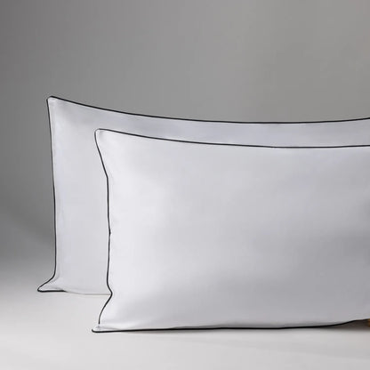 Capa de travesseiro branca com borda preta