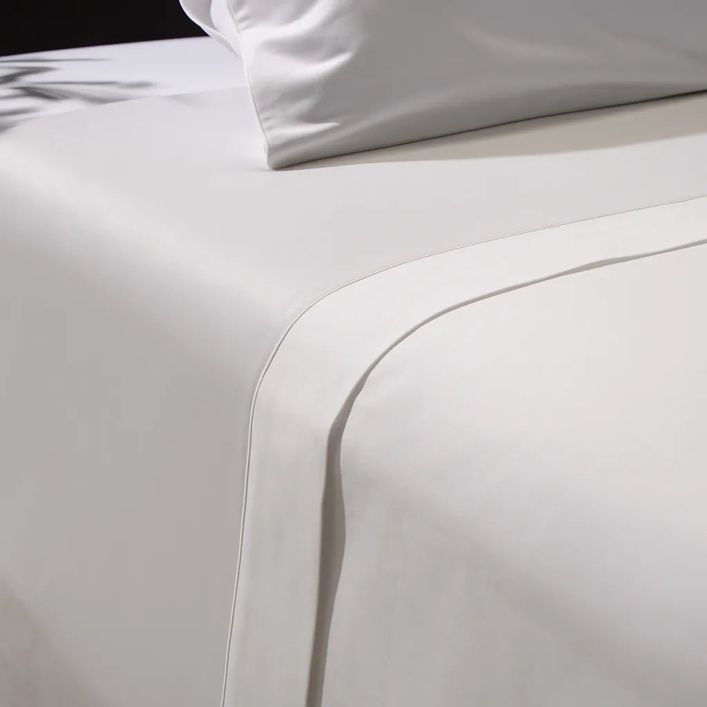 Lençol de cama branco da Voucler
