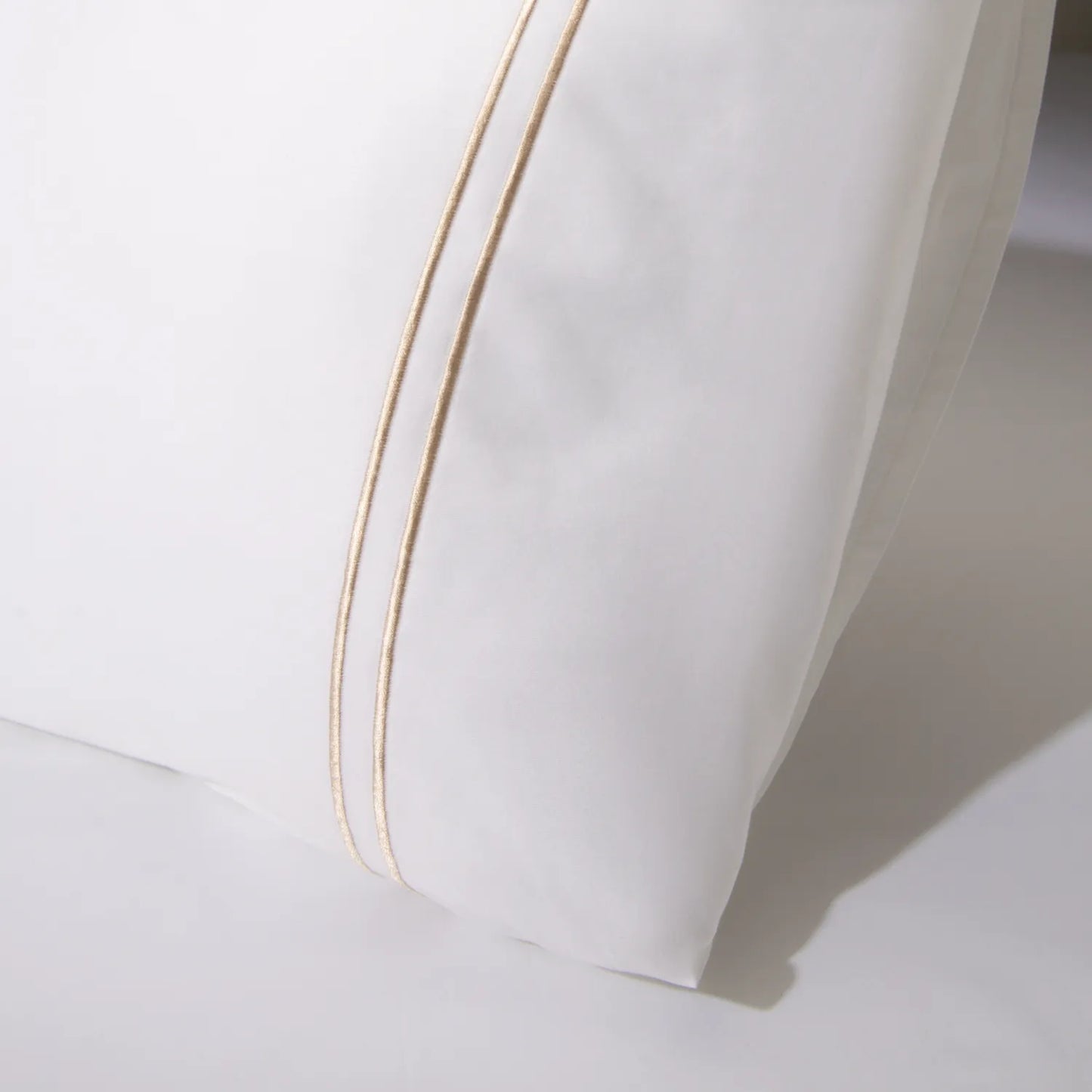 Capa de travesseiro na cor branca