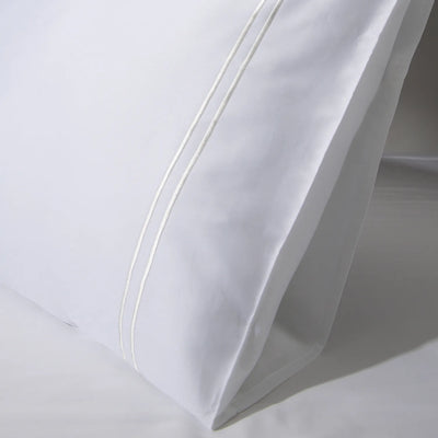 Capa de travesseiro na cor branca