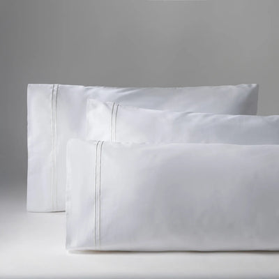 Capa de travesseiro na cor branca