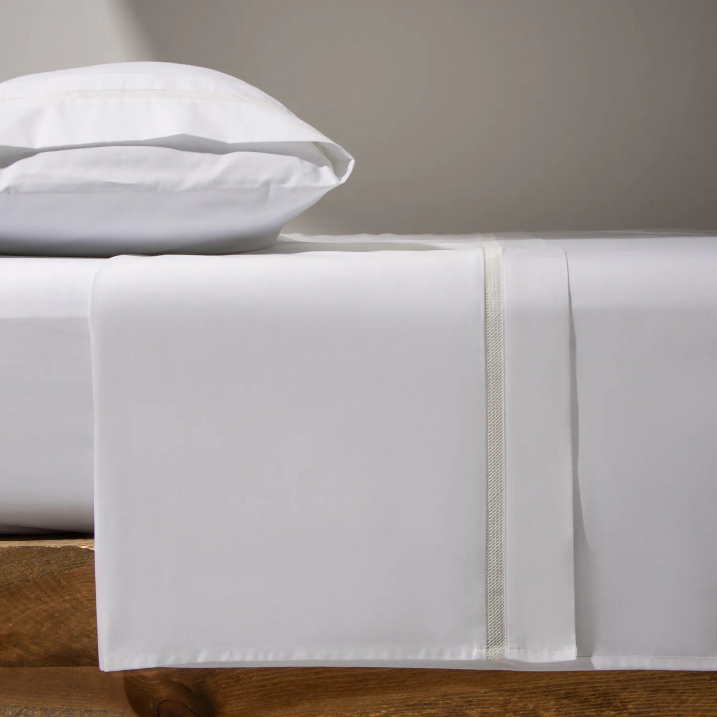 Lençol de cama na cor branca da Voucler