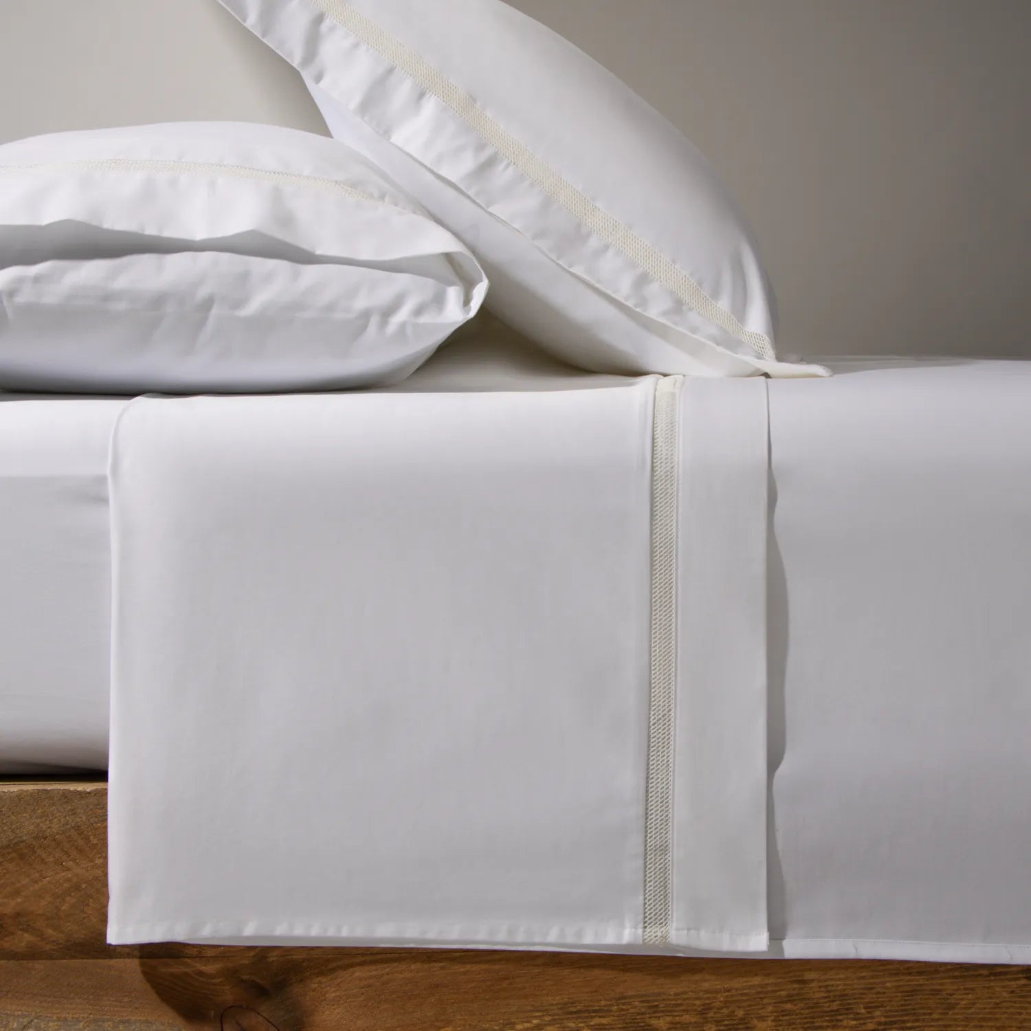 Lençol de cama na cor branca da Voucler