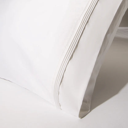 Capa de travesseiro na cor branca