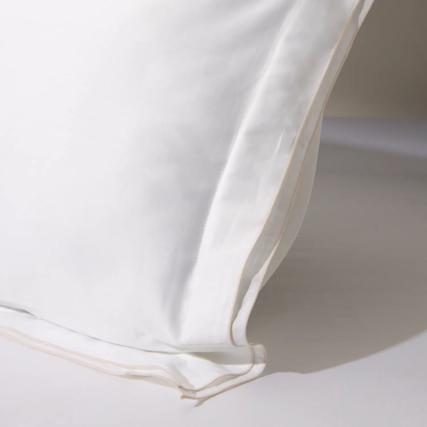 Capa de travesseiro na cor branca