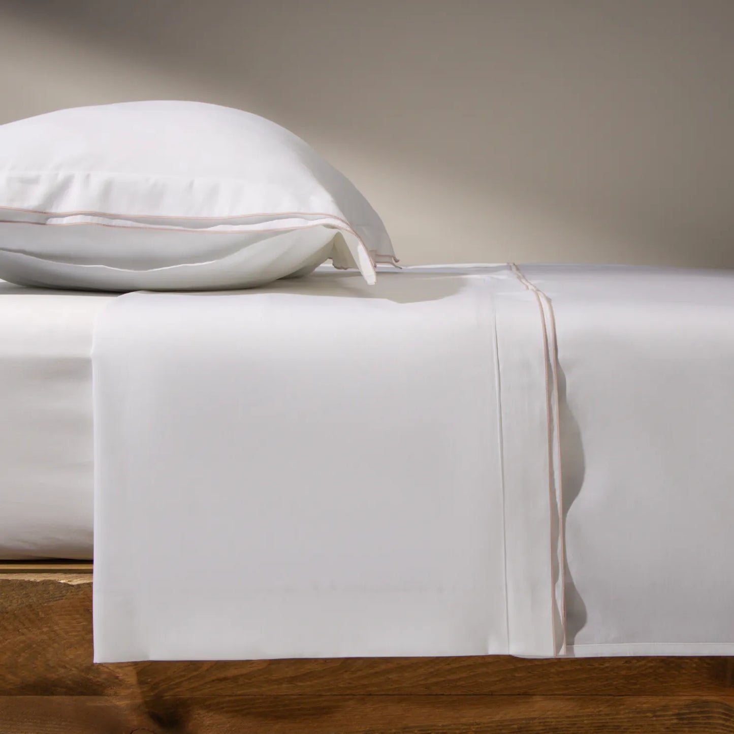 Conjunto de cama na cor branca com detalhe preto